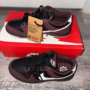 Nike Women’s/ Mens Maroon and Black Sneakers